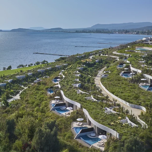 Mandarin Oriental Costa Navarino. Vue aérienne avec réservation et terrain de golf The Bay