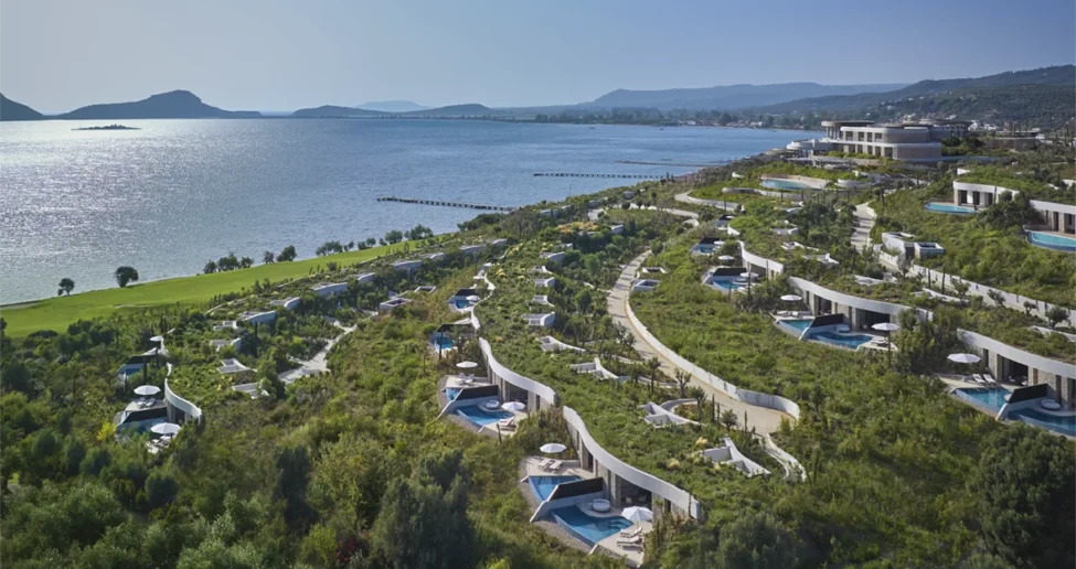 Mandarin Oriental Costa Navarino. Vue aérienne avec réservation et terrain de golf The Bay