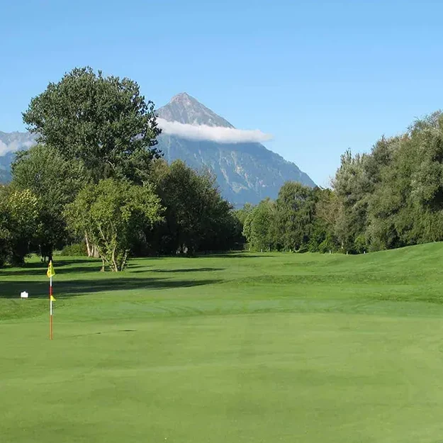 Golf Interlaken-Unterseen avec la montagne Niesen