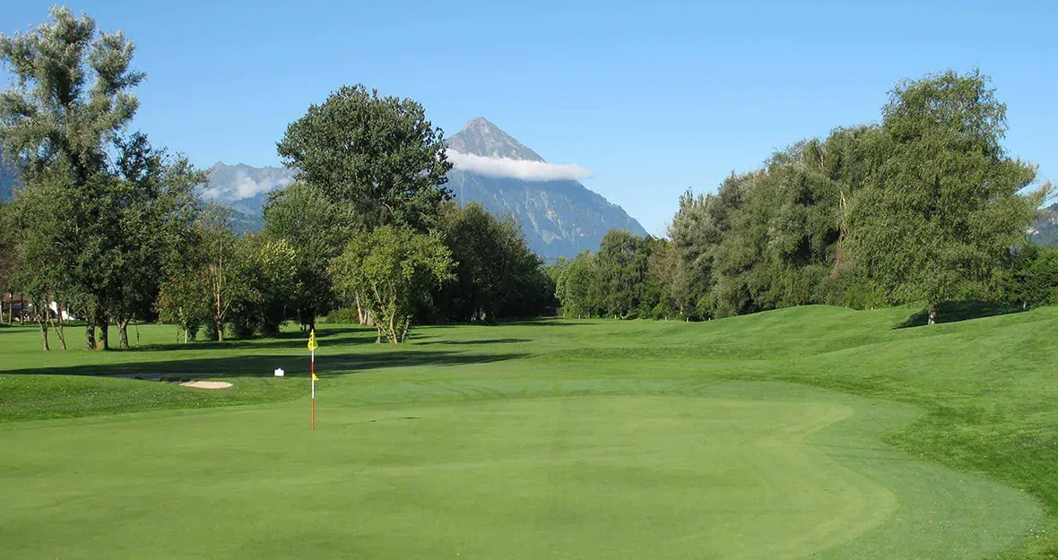 Golf Interlaken-Unterseen avec la montagne Niesen