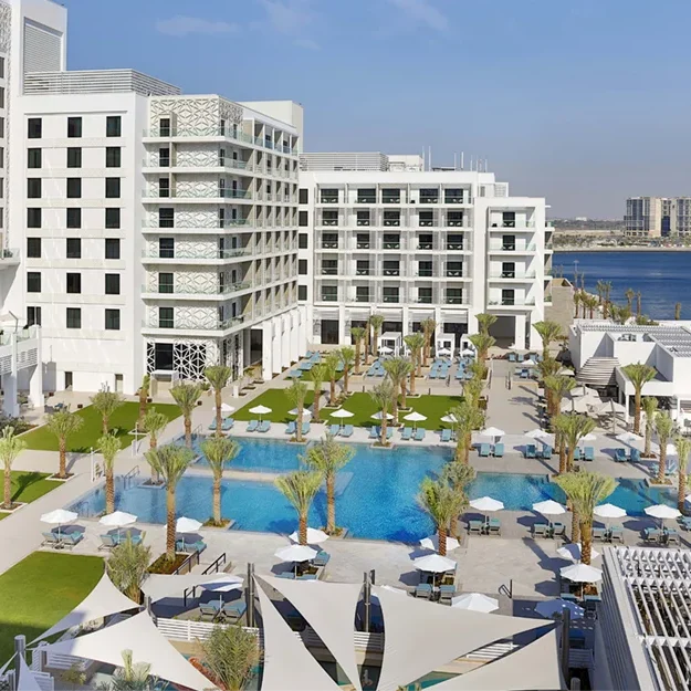 Hilton Yas Island piscine